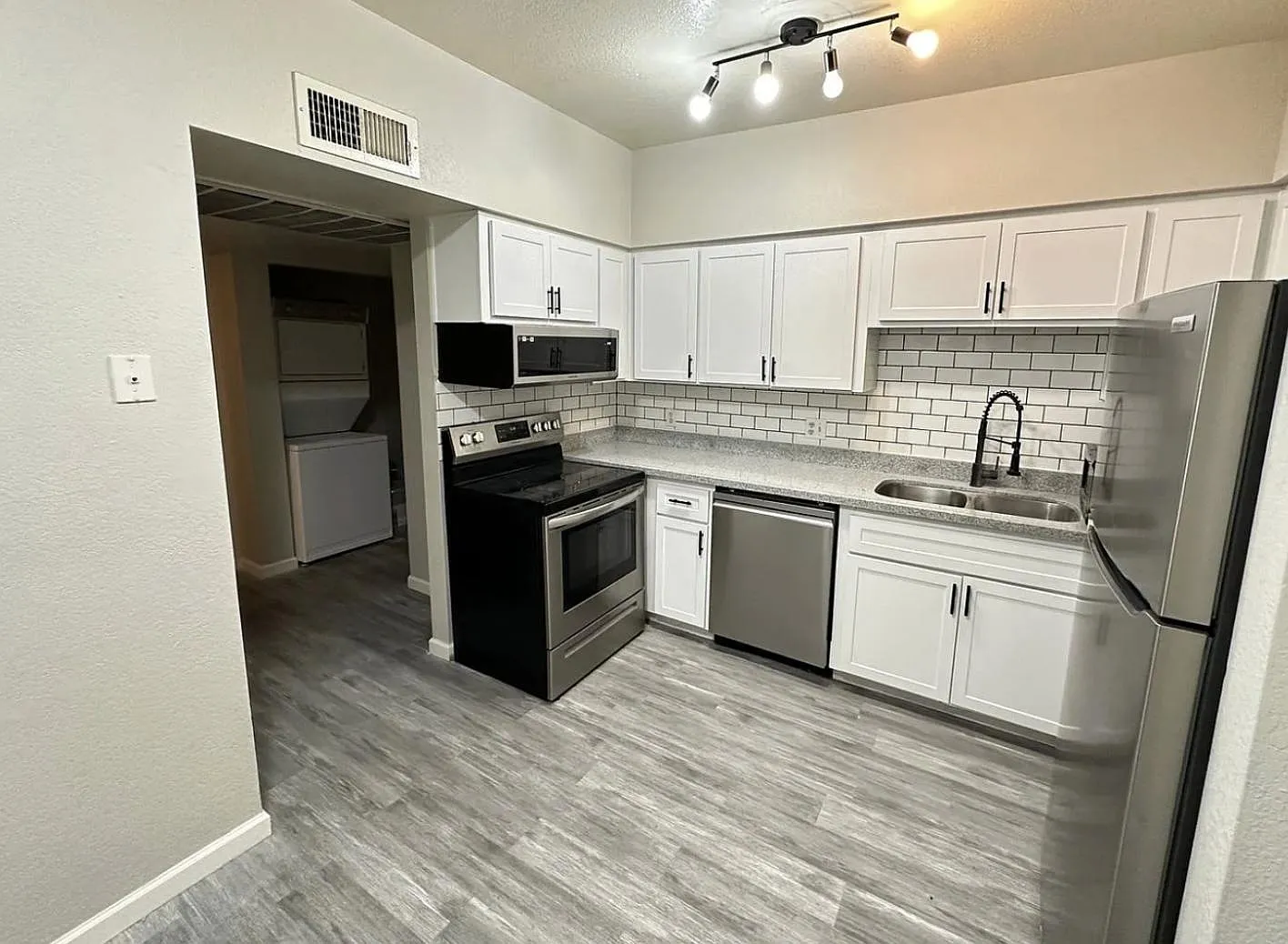 4 bed, 1.0 bath, 1600 sqft, $685 — Photo 3