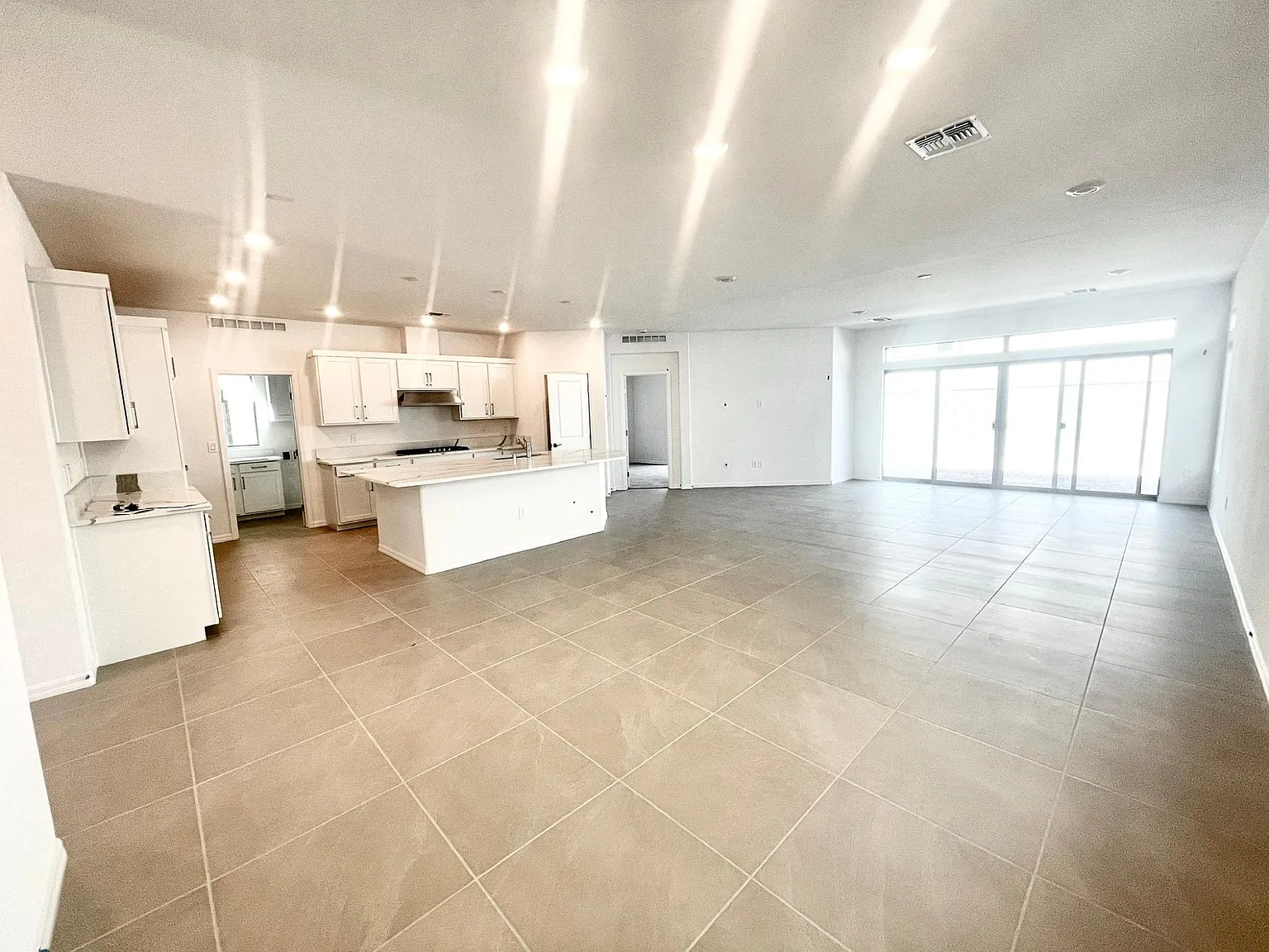 4 bed, 3.5 bath, 3025 sqft, $3,400 — Photo 4