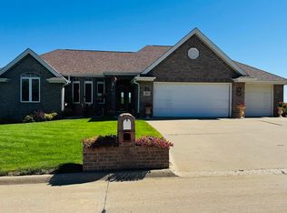 860 Springbrook Dr, Hinton, IA 51024