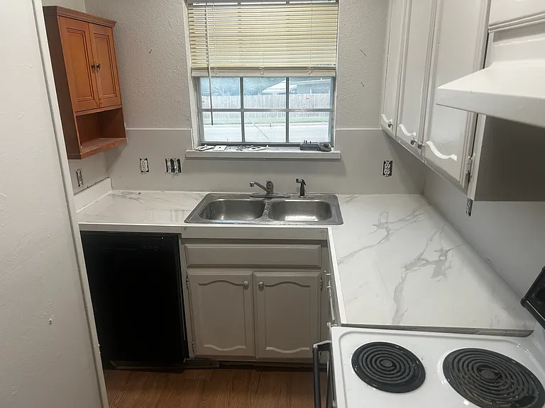7600 Chapin Rd #D — Photo 8