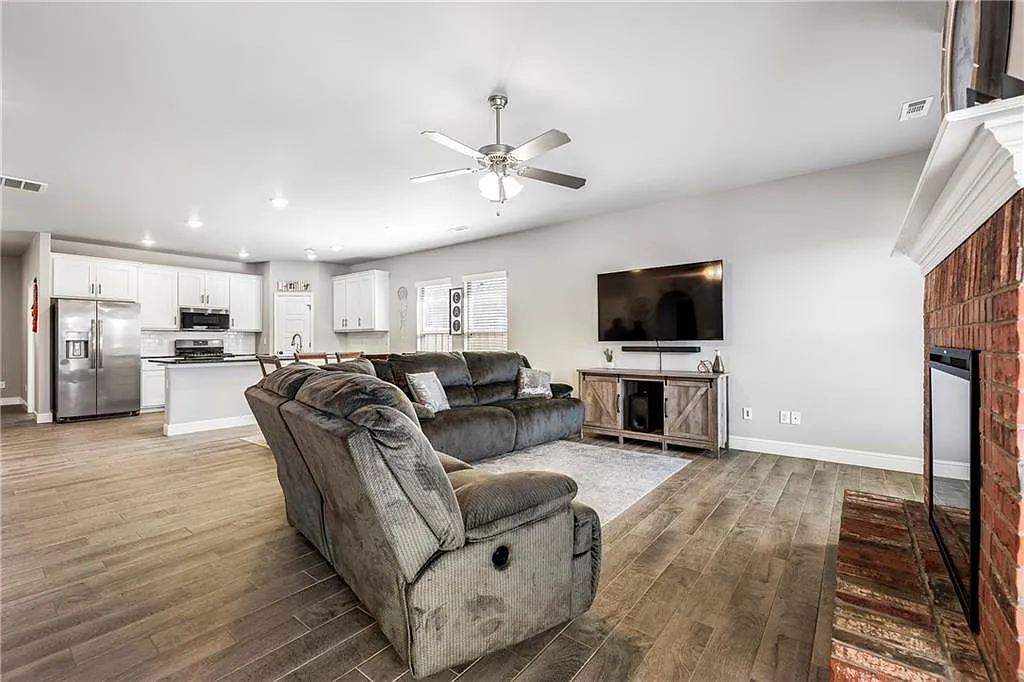3 bed, 2.5 bath, 2140 sqft, $1,999 — Photo 4