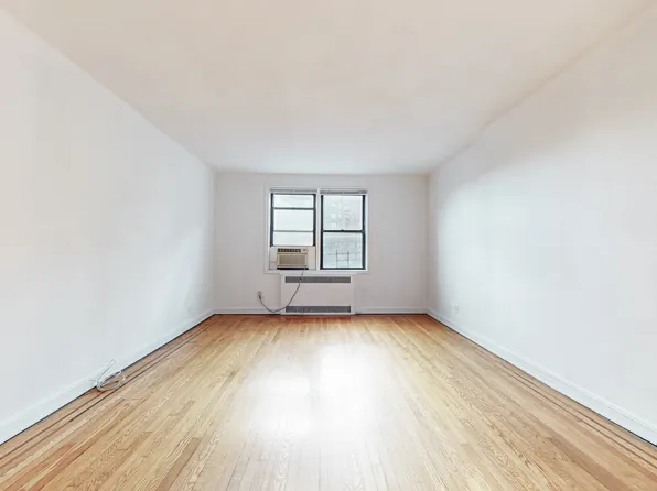 69-40 Yellowstone Boulevard image 3 of 21