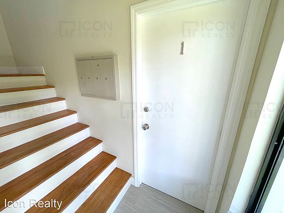 3rd image of 912-918 NE 15th Ave #1