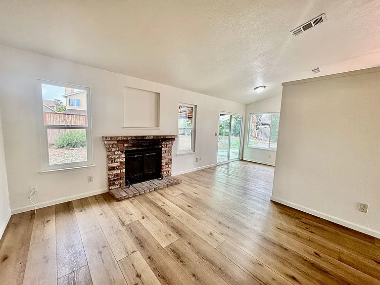 827 Mesa Ct — Photo 3