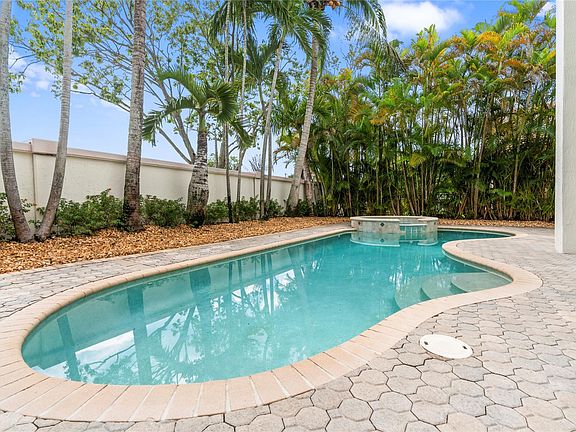 5th image of 1523 SW 161st Avenue