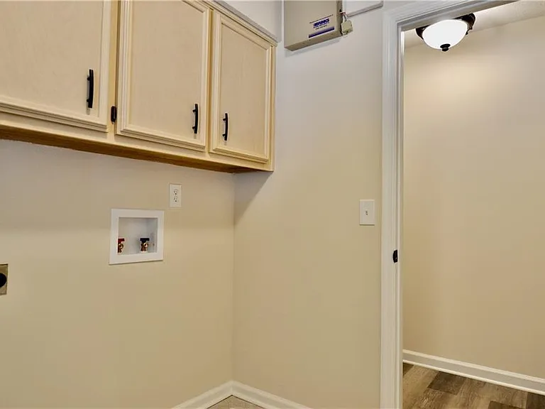 911 Oakwood Dr — Photo 16