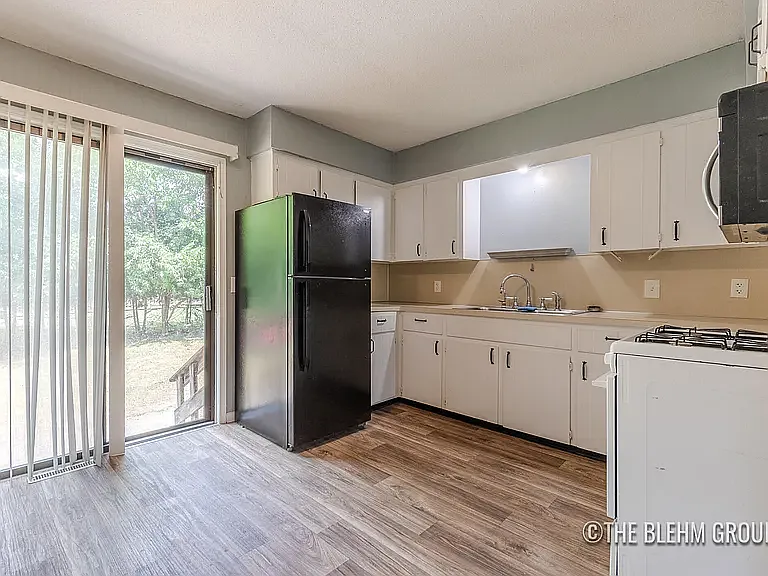 2131 Shangrai La Dr SE — Photo 4