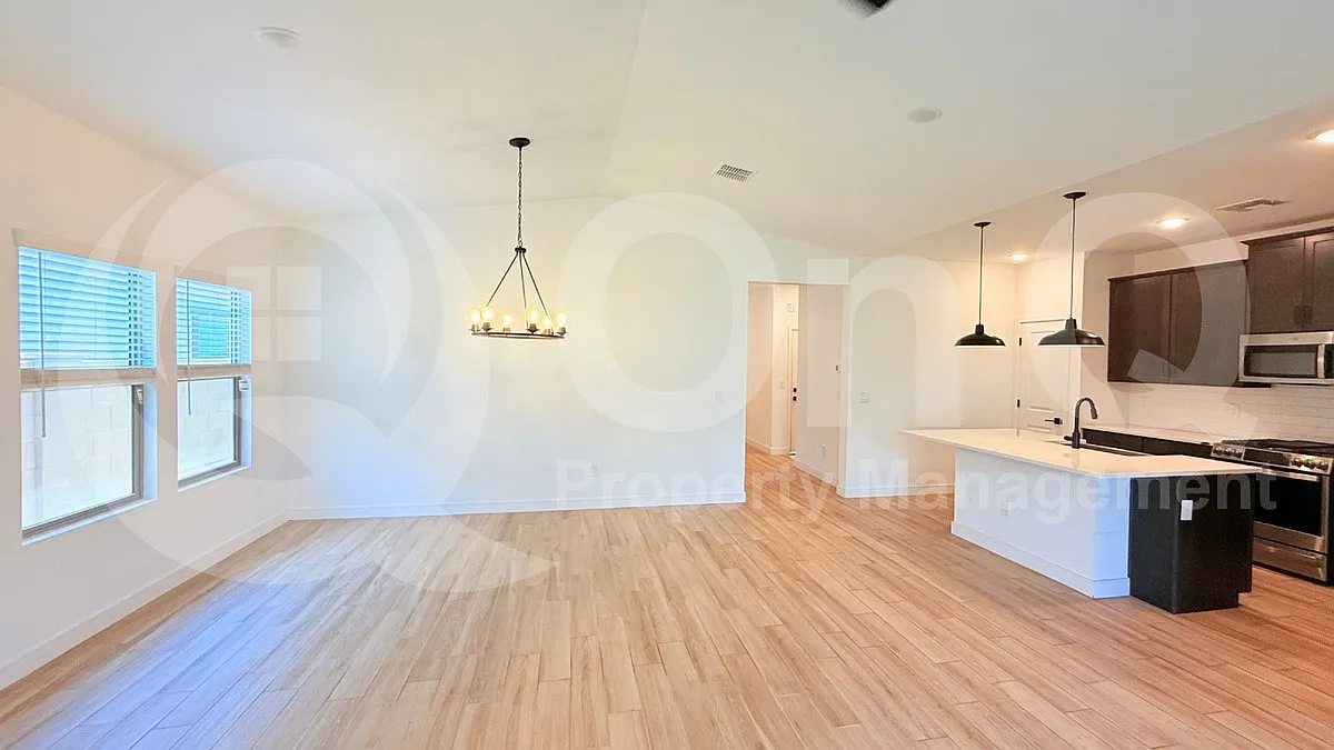 4 bed, 3.0 bath, 1977 sqft, $2,599 — Photo 4