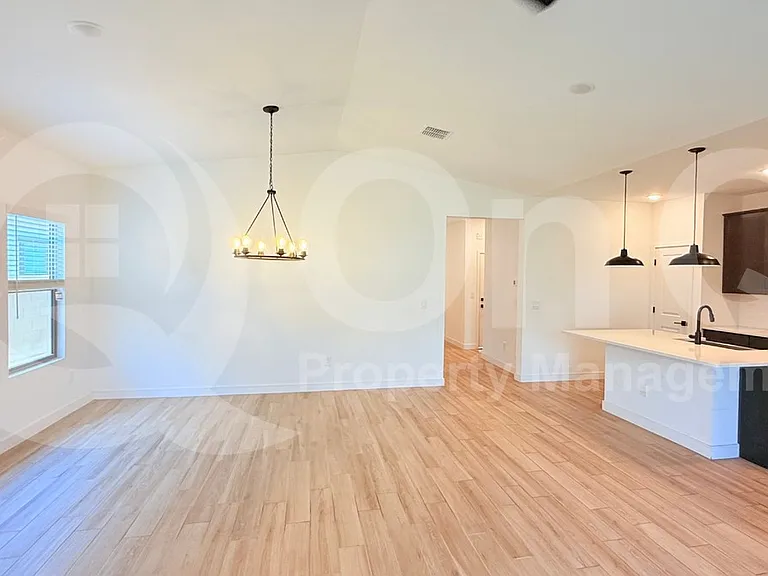 3026 W Straight Arrow Ln — Photo 4