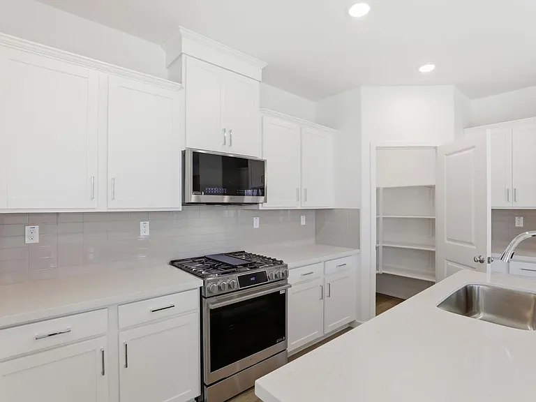 1203 Leonhardt Loop — Photo 3