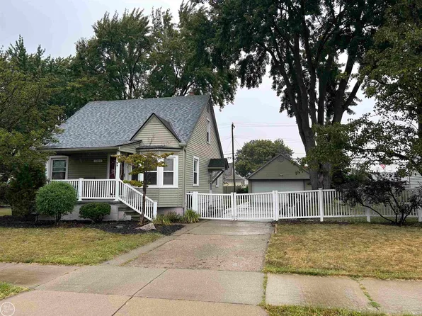 7393 Dale St, Center Line, MI 48015