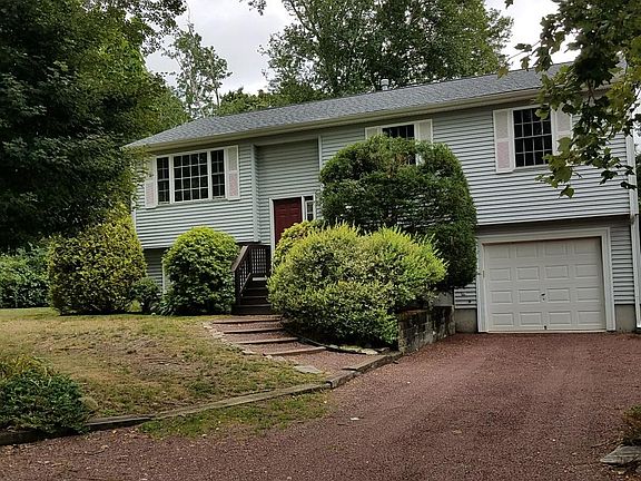 Front showing 1 car garage