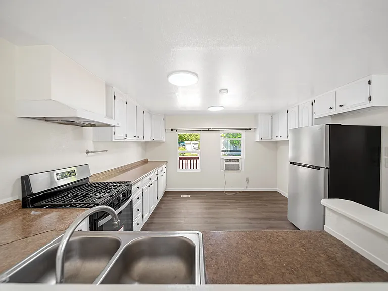 562 Eastwood Dr — Photo 14