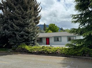 1731 Axtell Dr, Grants Pass, OR 97527