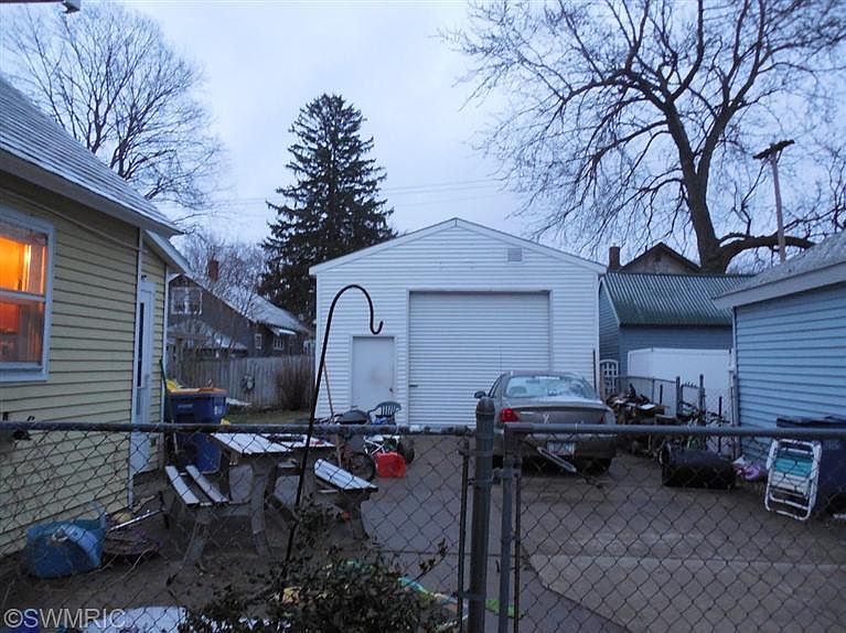 2nd image of 1344 Union Ave NE