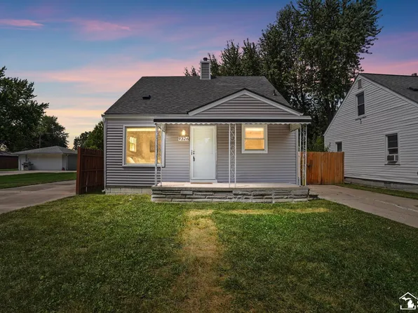 9326 Lincoln St, Taylor, MI 48180