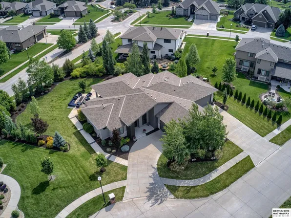 19606 Charles Cir, Elkhorn, NE 68022