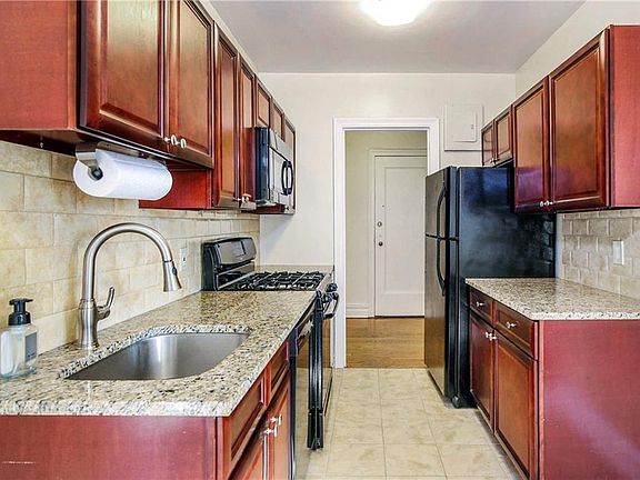 4th image of 10 Nosband Ave APT 6J