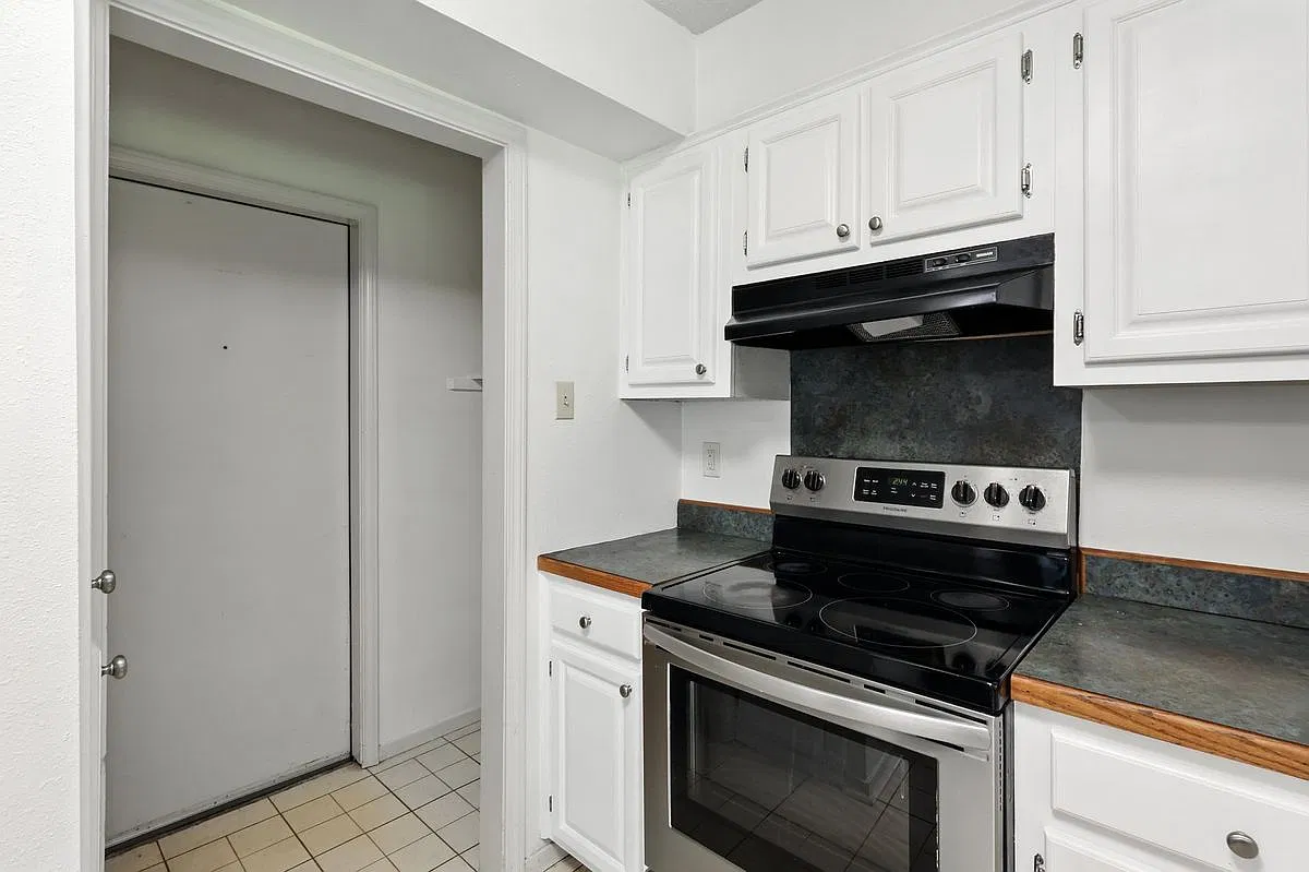 3 bed, 2.0 bath, 1366 sqft, $1,600 — Photo 2
