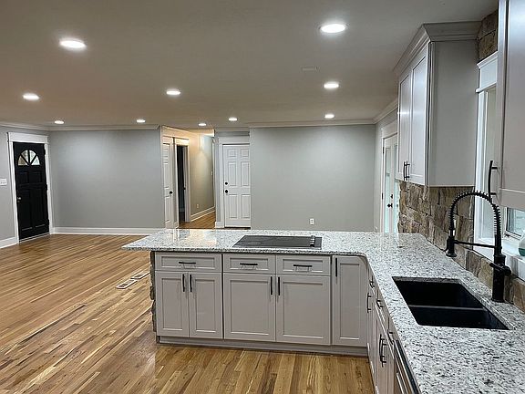 3rd image of 2272 Woodridge Dr