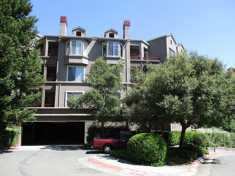 200 Caldecott Ln #113 — Photo 1