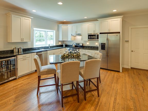 5th image of 208 Fox Ln