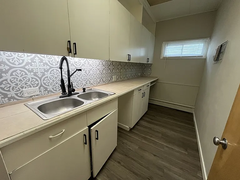 708 Saint Clair Ave — Photo 9