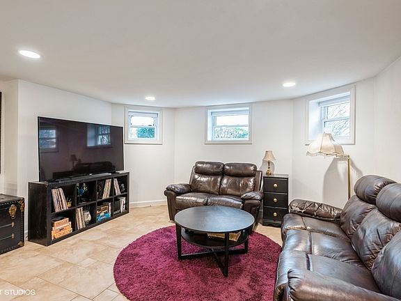 3rd image of 6052 N Claremont Ave APT Gn