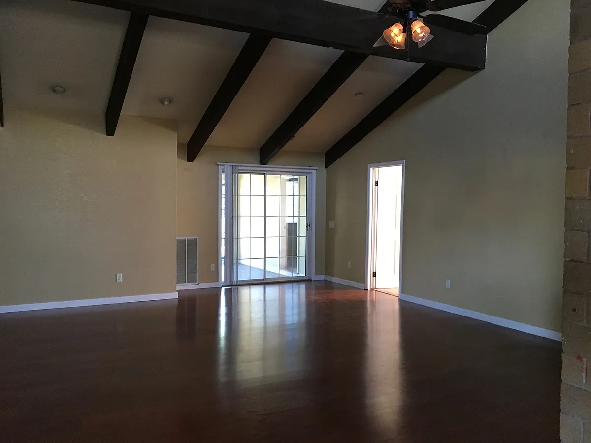 Building Photo - 4985 Valley Hi Dr