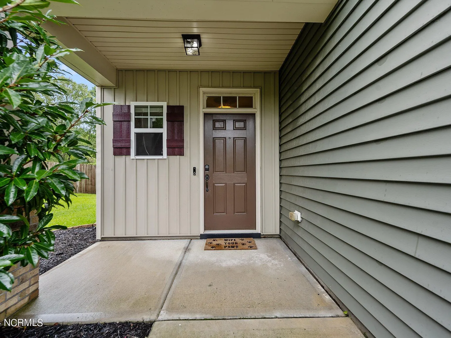 3 bed, 2.5 bath, 1920 sqft, $2,400 — Photo 2