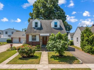 9 Raff Ave, Mineola, NY 11501