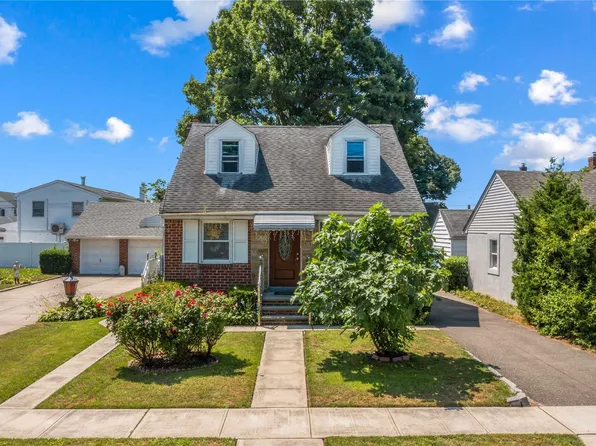 9 Raff Avenue, Mineola, NY 11501