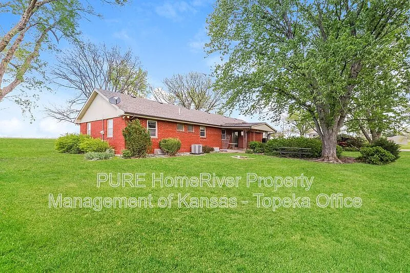 3 bed, 1.5 bath, 1910 sqft, $2,095 — Photo 3