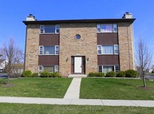 1056 Manchester Ct APT F, South Elgin, IL 60177