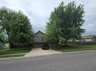 404 N Salem Rd, Oak Grove, MO 64075