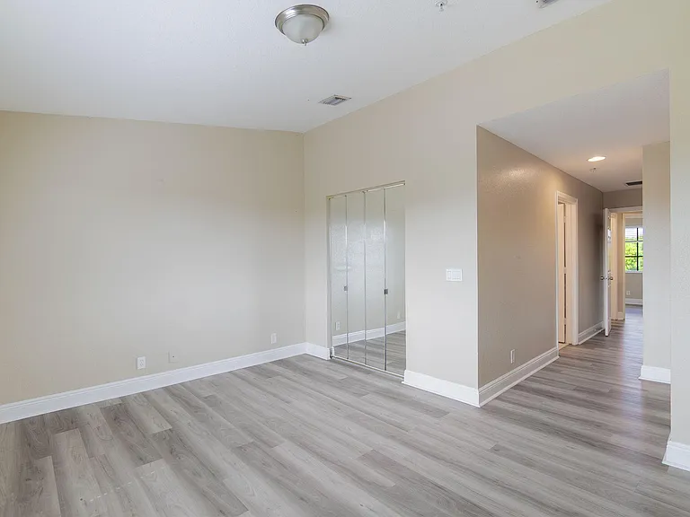 1718 NE 6th St — Photo 17