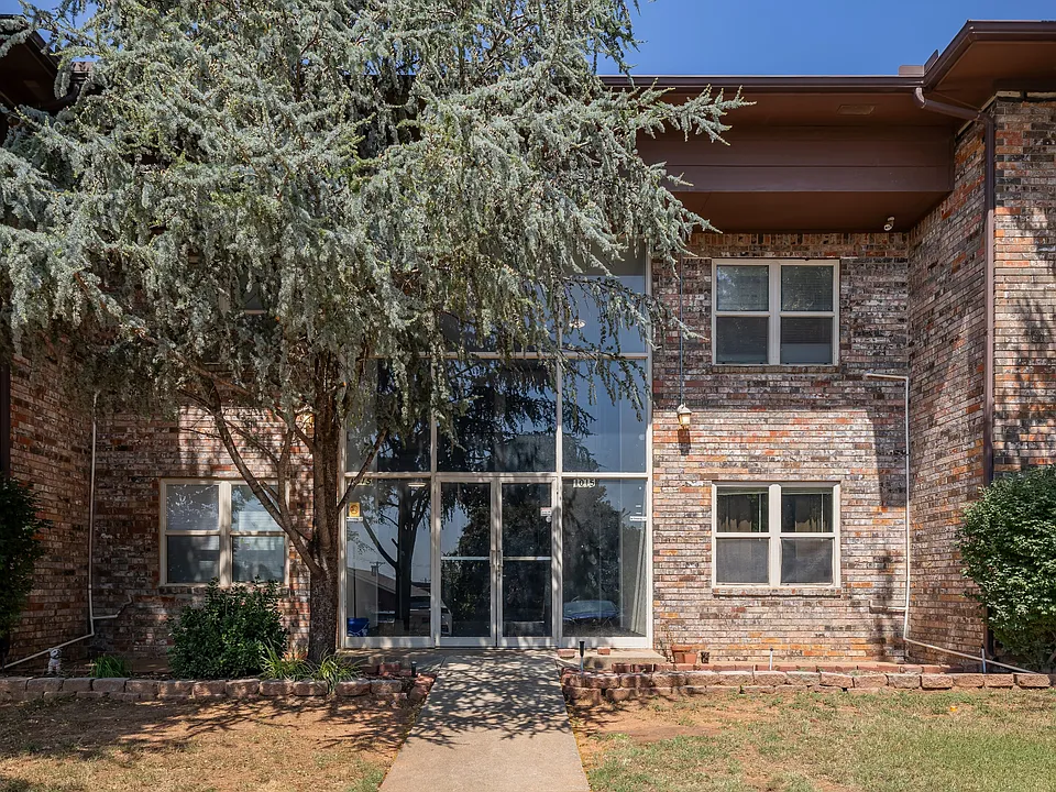 1015 E Hurd St #2