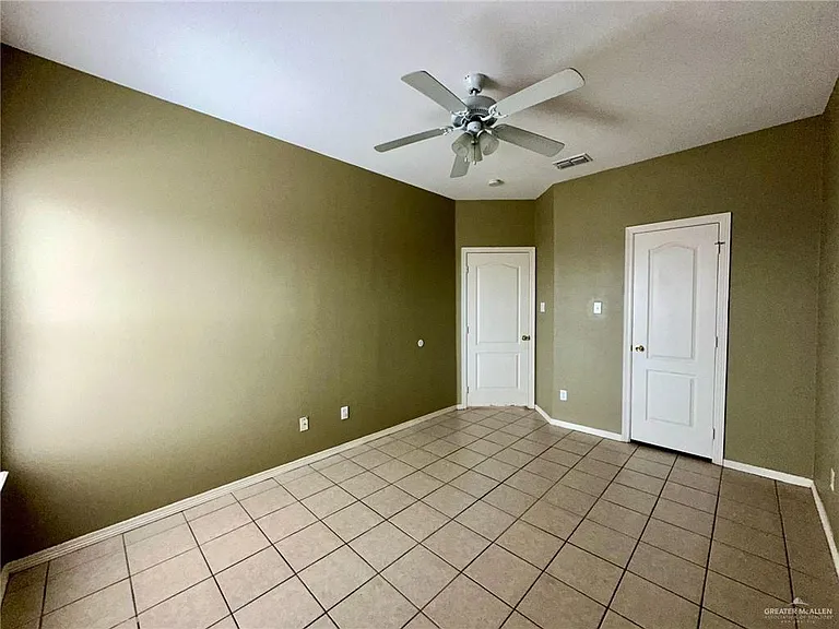 3200 Hill Crest Dr — Photo 9