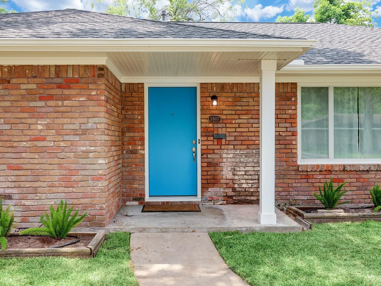 3 bed, 2.0 bath, 1940 sqft, $3,200 — Photo 2