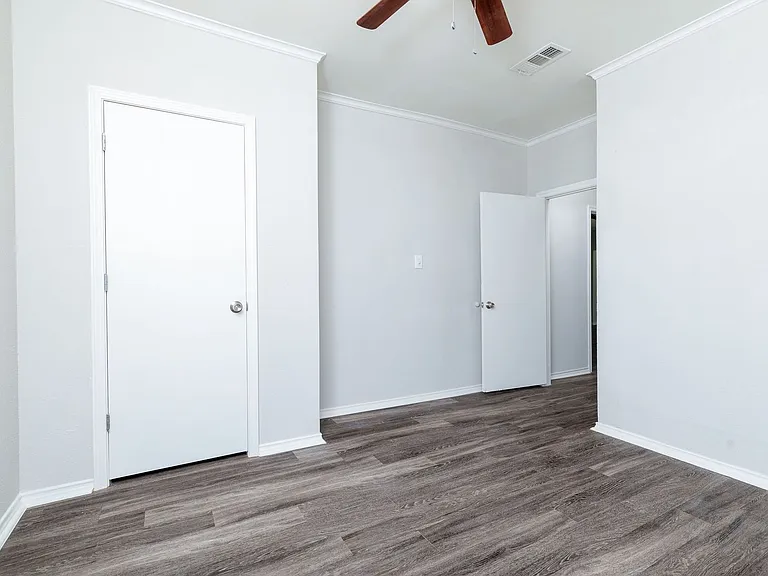5700 Pershing Ave — Photo 10