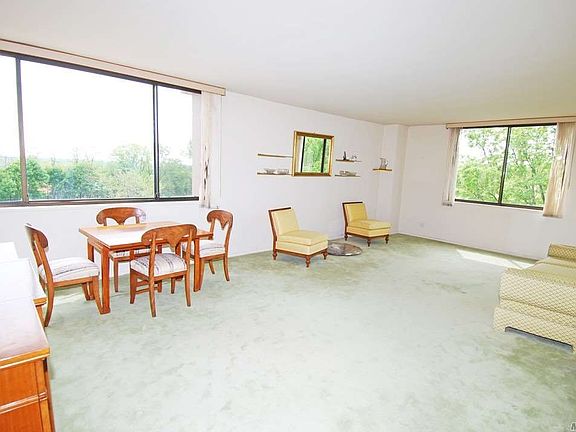 4th image of 26910 Grand Central Pkwy APT 3O