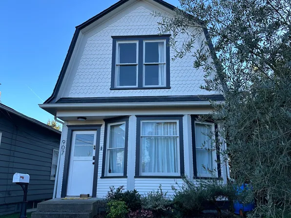 907 N 68th St, Seattle, WA 98103