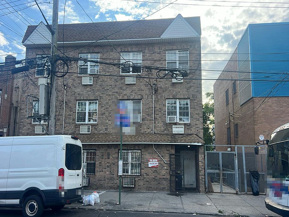 1st image of 652 Ashford St