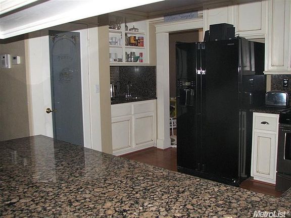 5th image of 569 Elmwood Dr