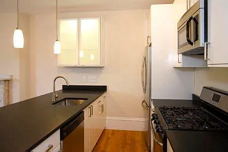 3 bed, 999 sqft, $5,300 — Photo 3