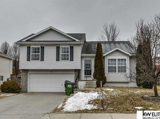 15813 Redwood St, Omaha, NE 68136