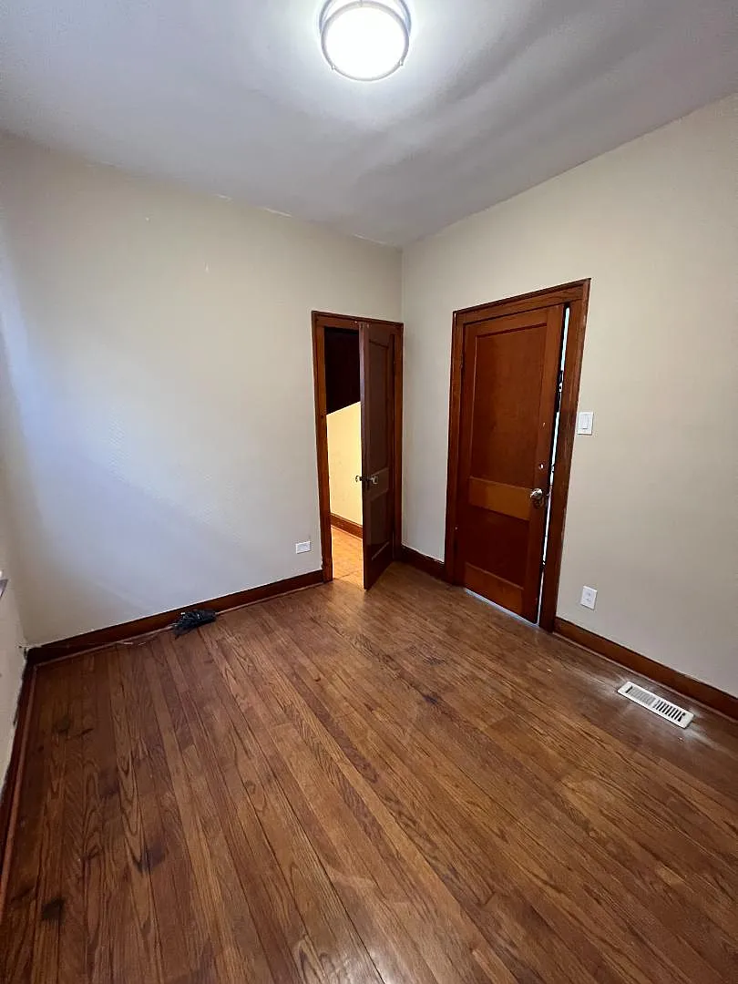 Unit Photo - 8556 S Muskegon Ave