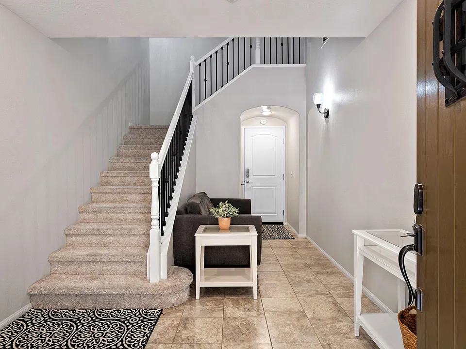 221 Paseo Gregario