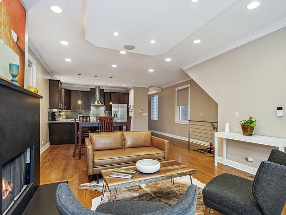 4th image of 863 N Hermitage Ave #1