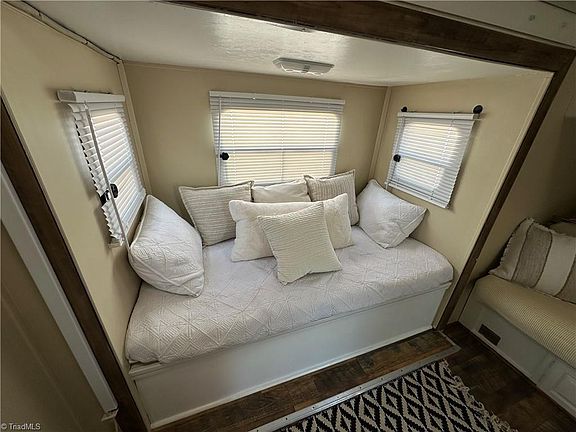 5th image of 108 Robin Ln